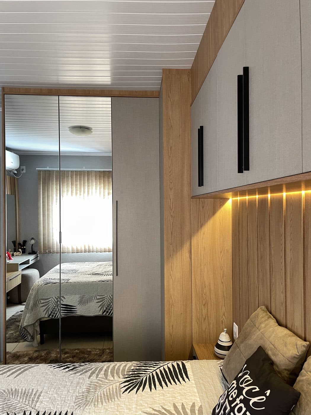Quarto planejado com guarda-roupa espelhado